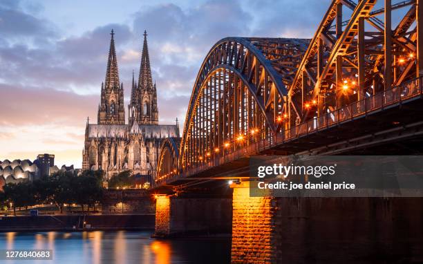 sunset, cologne cathedral, hohenzollern bridge, cologne, germany - hohenzollern bridge photos et images de collection