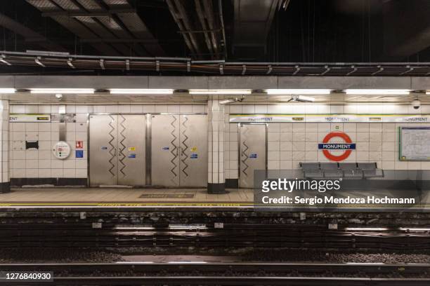 an empty monument subway station - london, england - stazione di monument londra foto e immagini stock