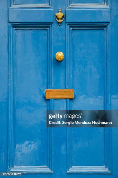a beautiful blue door in bloomsbury, camden - london, england - bloomsbury london stock-fotos und bilder
