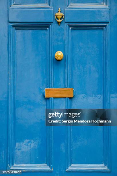 a beautiful blue door in bloomsbury, camden - london, england - ranura de buzón fotografías e imágenes de stock