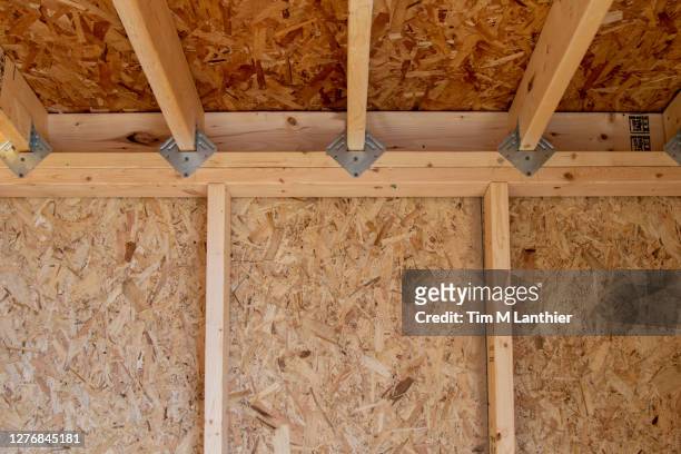 shed framing - tool shed wall spaces stockfoto's en -beelden
