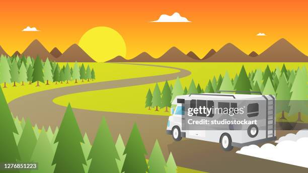 white caravan unterwegs - caravan stock-grafiken, -clipart, -cartoons und -symbole