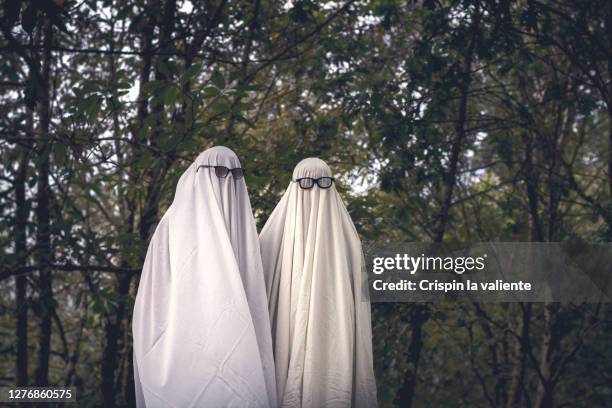 ghost costume - fantasma fotografías e imágenes de stock