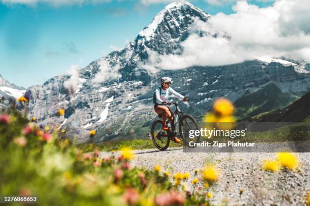 mulher andando de bicicleta em trilha de mountain bike - suíça - fotografias e filmes do acervo