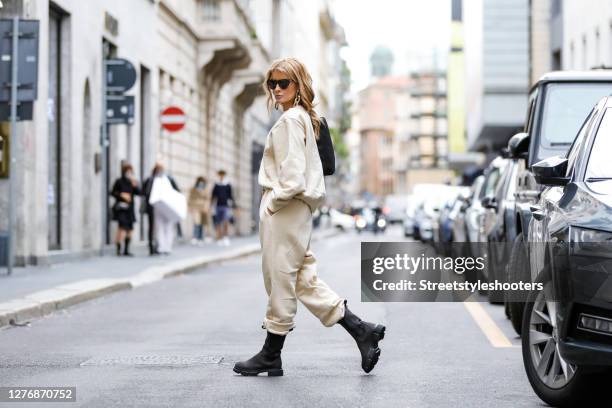 Influencer Gitta Banko, wearing a vanilla colored oversize sweater with shoulder pads and matching vanilla colored balloon sweatpants by the Frankie...
