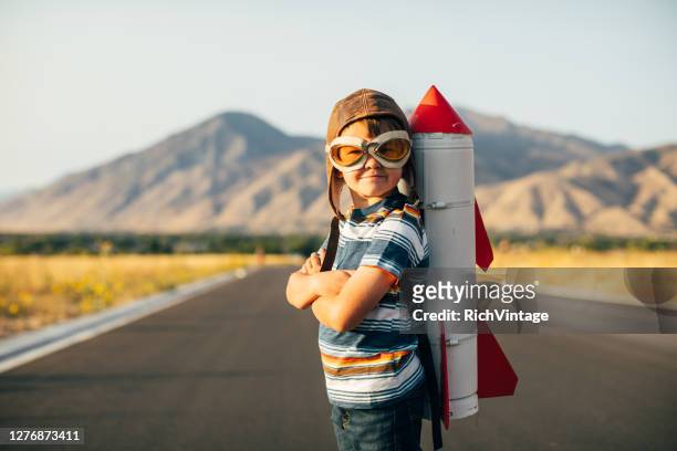 jonge jongen met het pak van de raket - motivatie stockfoto's en -beelden