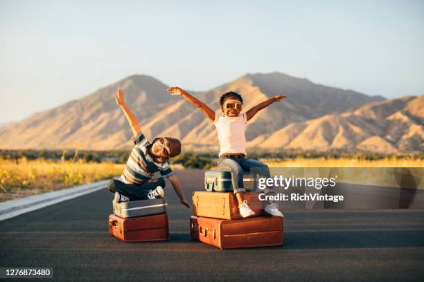i bambini piccoli immaginano di viaggiare - vintage aviator goggles foto e immagini stock