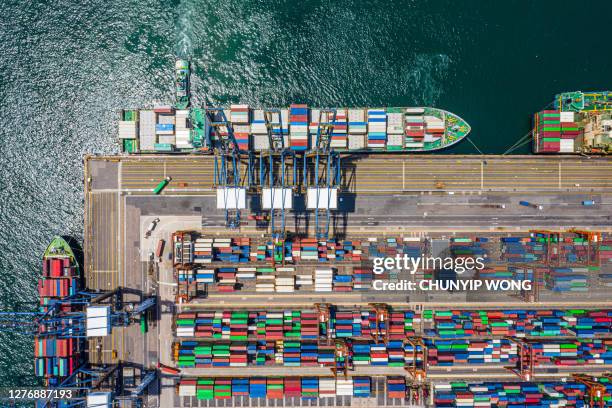 terminais de contêineres kwai tsing da vista de drones - shipping container top view - fotografias e filmes do acervo