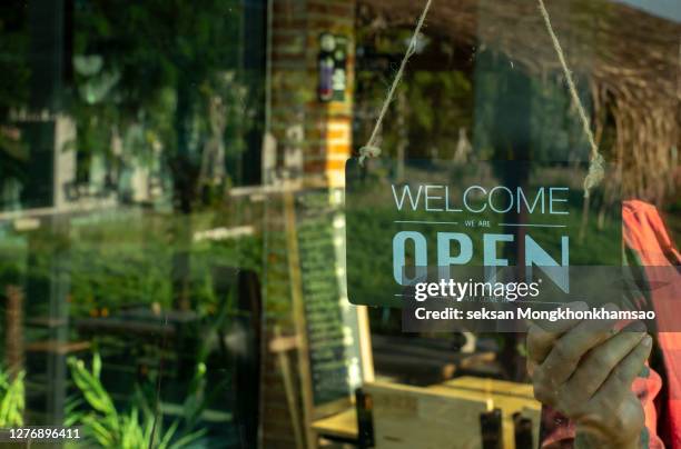 open sign - bord open stockfoto's en -beelden