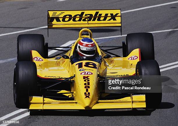 Jimmy Vasser of the United States drives the Kodalux Hayhoe Racing Lola T92/00 Chevrolet-Ilmor A during the PPG CART Indy Car World Series Australian...