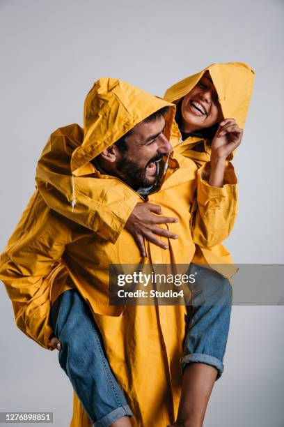 les jours froids arrivent, embrassez-moi - vêtement de pluie photos et images de collection