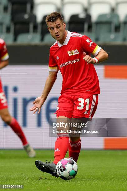 Robin Knoche of Union Berlin runs with the ball during the Bundesliga match between Borussia Moenchengladbach and 1. FC Union Berlin at Borussia-Park...