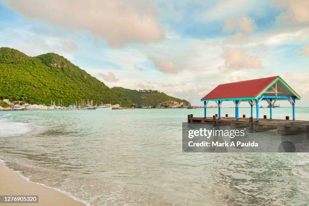 covered pier in a bay at philipsburg sint maarten - sint maarten foto e immagini stock