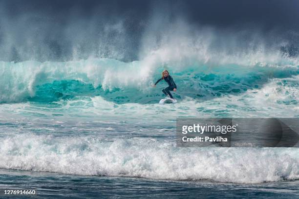 donna che naviga sulle onde a tenerife, playa de las americas, spagna - waves crashing foto e immagini stock