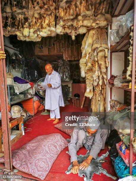 kabul afghanistan traditionele furrier winkel en werknemers - afghanistan culture stockfoto's en -beelden