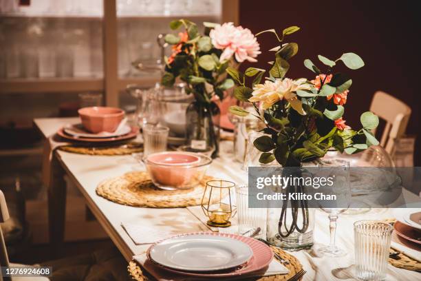 empty bowls and plates on dinner table showing family concept - table romantique photos et images de collection
