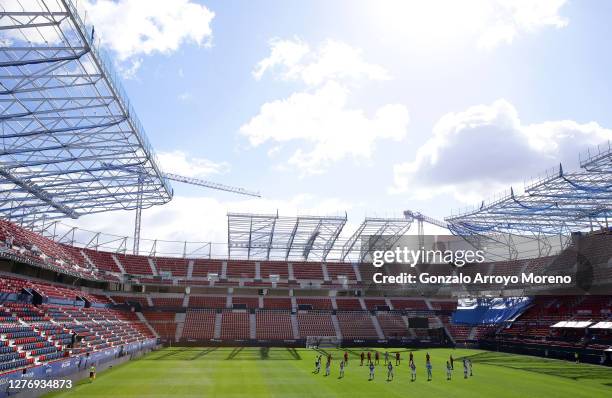 Players and officials take part in a minute of silence for the victims of the COVID-19 pandemic during the La Liga Santander match between C.A....