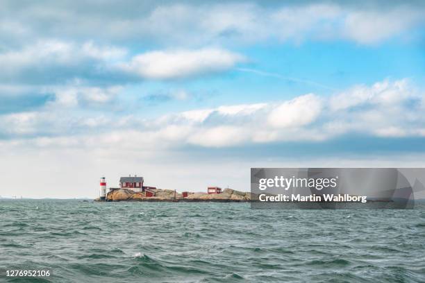 islet in gothenburg archipelago - arquipélago imagens e fotografias de stock