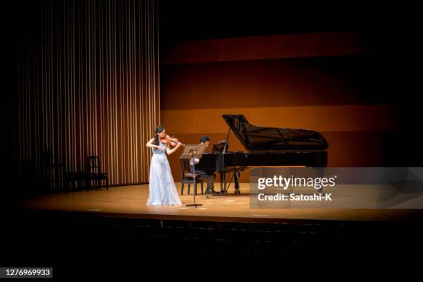 concerto per violino e pianoforte - violinist foto e immagini stock