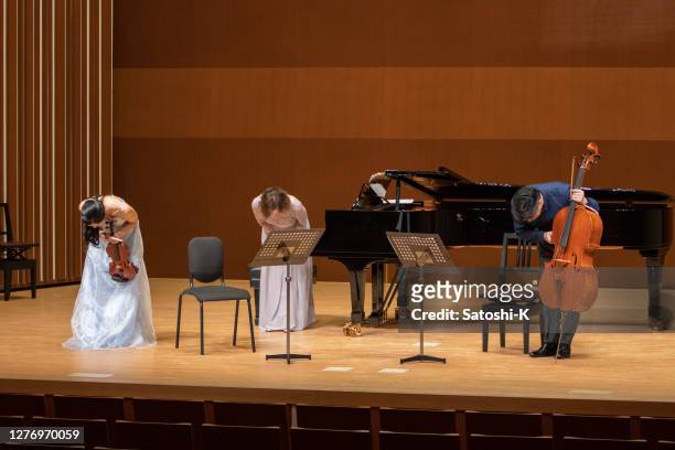 tre musiker bugar i konserthuset - buga bildbanksfoton och bilder