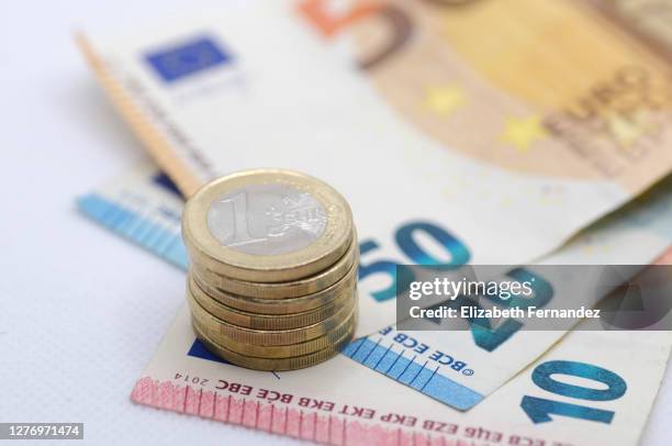 euro coins on top of euro banknotes - 20 per cent foto e immagini stock