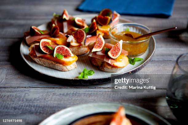 crostini - vorspeise - vorspeise stock pictures, royalty-free photos & images