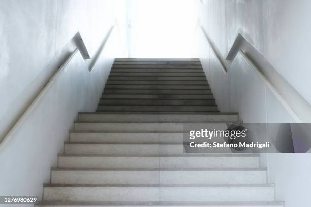 stairs inside a walkway, shopping center - marches et escaliers photos et images de collection