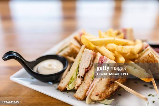 heerlijk clubbroodje - club sandwich stockfoto's en -beelden