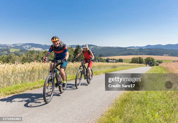 山地自行車夫婦正在奧地利巴克利格韋爾特騎行。 - 下奧地利州 個照片及圖片檔