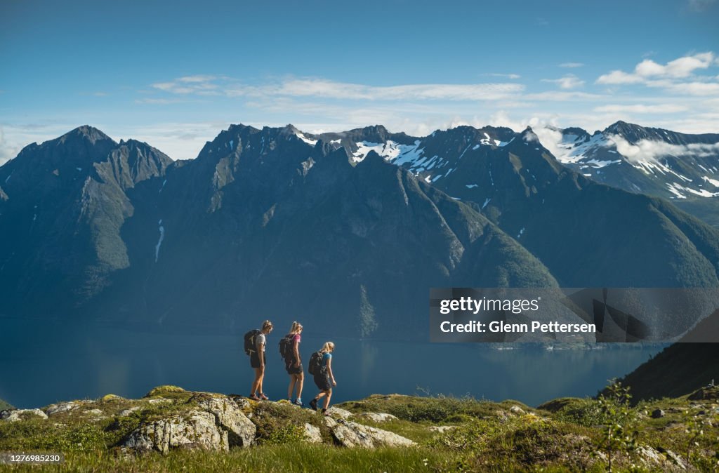 Drie meisjes die in Noorwegen wandelen