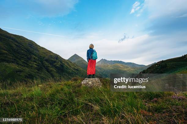 senior in glen shiel, schottland - highlands schottland wandern stock-fotos und bilder