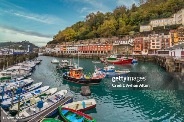 fishing port of san sebastian,donostia, basque country, spain - san sebastián spanien stock-fotos und bilder