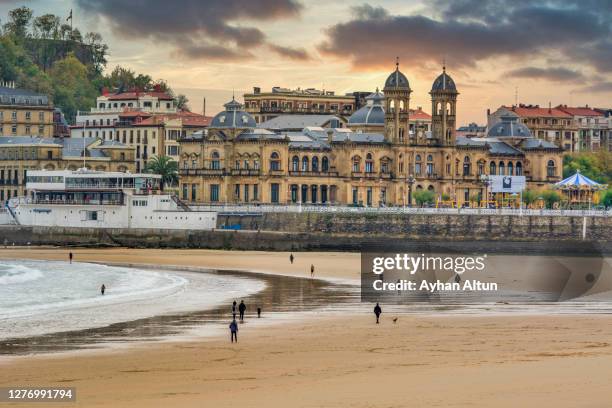 playa de la concha, san sebastian, donostia, basque country, spain - san sebastian stock-fotos und bilder