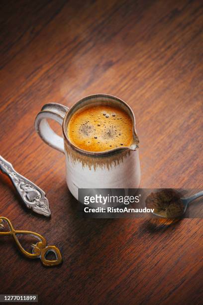 de kop van de koffie op het houten bureau - coffee cup top view stockfoto's en -beelden