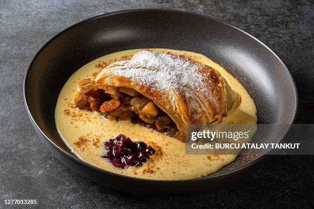 apple strudel - strudel stock pictures, royalty-free photos & images