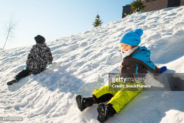 bambini che giocano sulla neve - pantaloni da sci foto e immagini stock
