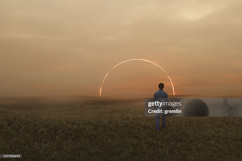 Sonnambulo in prato fantasy che cammina in un passaggio misterioso