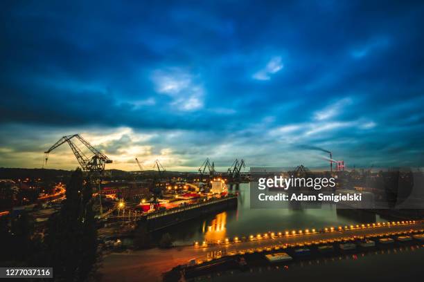 scheepswerf gdańsk 's nachts (hdri) - gdansk stockfoto's en -beelden