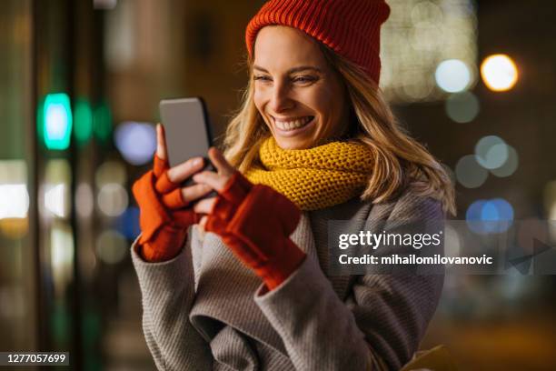 schauen sie sich die schuhe, die ich gerade gefunden habe - winter woman phone stock-fotos und bilder