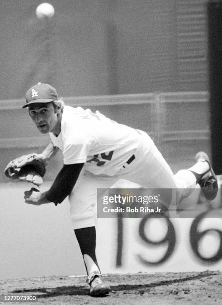 Los Angeles Dodgers Sandy Koufax pitches in an 'Old-timers Day' game at Dodgers Stadium, July 22, 1979 in Los Angeles, California.