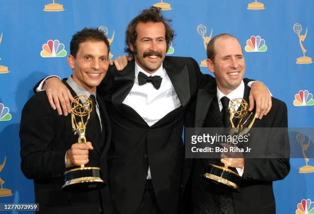 Jason Lee poses with "My Name is Earl" writers the Emmy award at The 58th Annual Primetime Emmy Awards, August 27, 2006 in Los Angeles, California."n