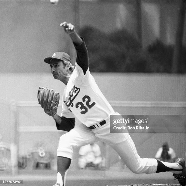 Los Angeles Dodgers Sandy Koufax pitches in an 'Old-timers Day' game at Dodgers Stadium, July 22, 1979 in Los Angeles, California.