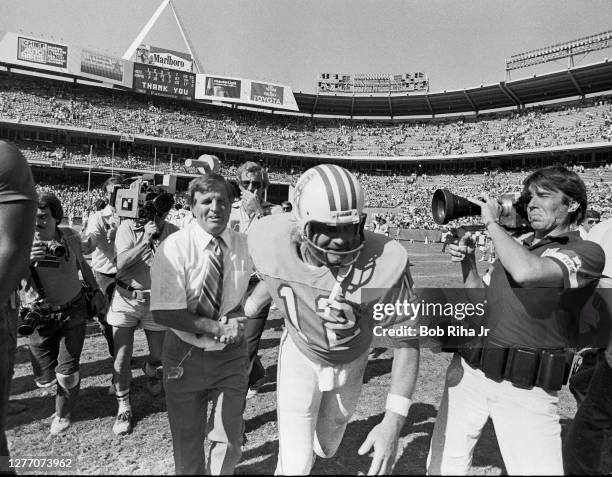 Houston Oilers quarterback Ken Stabler leaves the field after defeating the Rams 27-20 in NFL game, September 6, 1981 in Anaheim, California.