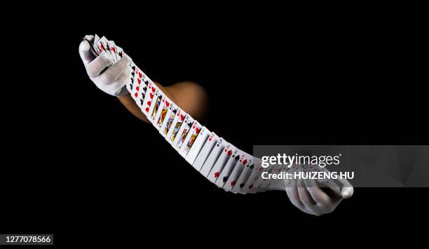 playing card trick. magic poker - zauberer-darstellender-künstler stock-fotos und bilder