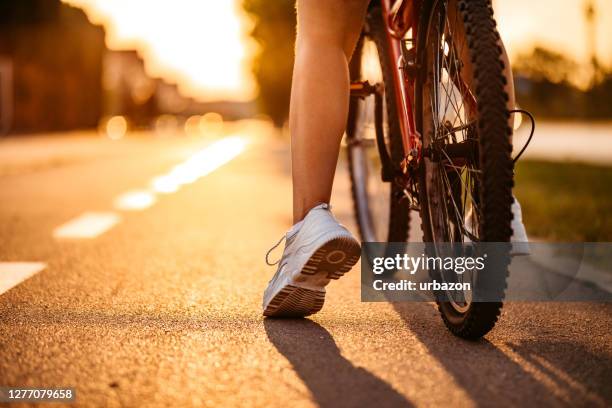 fahrradfahren bei sonnenuntergang - velofahren stock-fotos und bilder