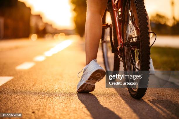 het berijden van fiets bij zonsondergang - wiel stockfoto's en -beelden