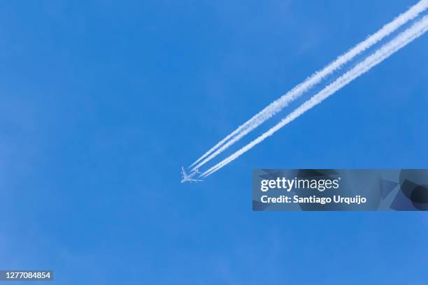 commercial airplane flying overhead - trainee photos et images de collection