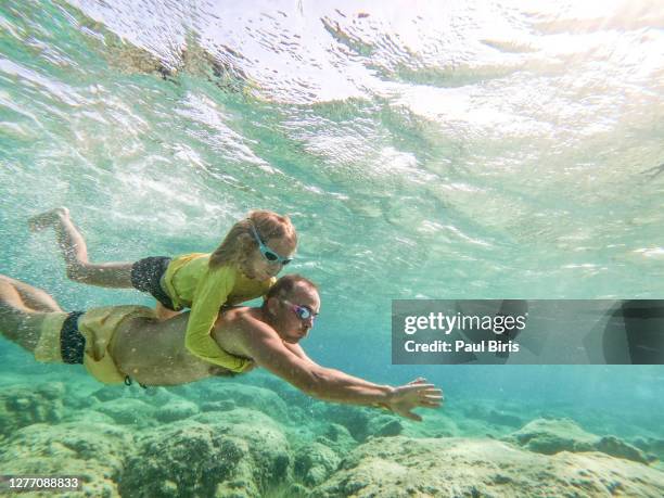 dad and kids having fun underwater in greece - paul of greece - fotografias e filmes do acervo