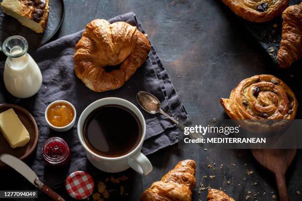 desayuno de café con cruasanes de bollería, mantequilla, tarta de queso casera - bollo dulce fotografías e imágenes de stock