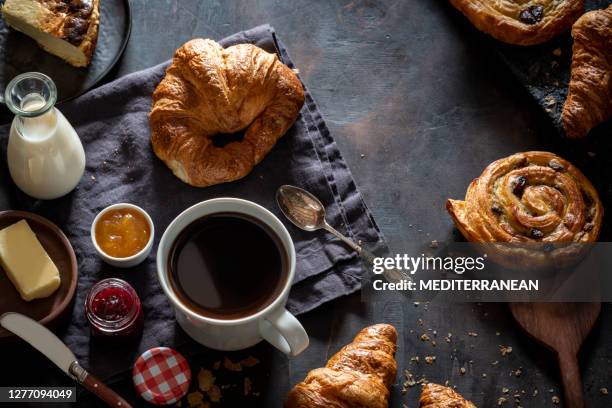 café da manhã com croissants pastéis, manteiga, cheesecake caseiro - sweet bun - fotografias e filmes do acervo